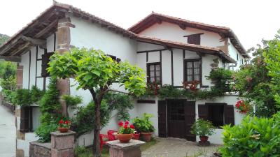 Façade d’une villa et jardin